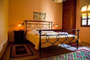 Αρχοντικό Βογιάρου في كالاريتيس: غرفة نوم بسرير وطاولة ونافذة
