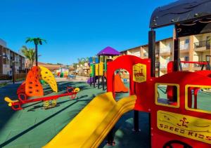 plac zabaw z żółtą zjeżdżalnią w obiekcie Apartamento Ondas Resort w mieście Porto Seguro