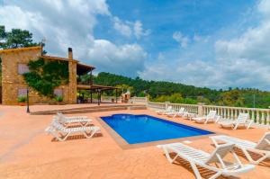 eine Terrasse mit einem Pool und Stühlen sowie ein Haus in der Unterkunft Club Villamar - Merlot in Lloret de Mar