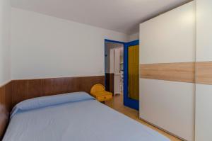 ein Schlafzimmer mit einem Bett und einer blauen Tür in der Unterkunft Club Villamar - Merlot in Lloret de Mar + 24 Fotos