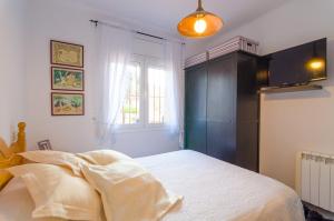 ein Schlafzimmer mit einem Bett und einem Fenster in der Unterkunft Club Villamar - Merlot in Lloret de Mar