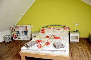 A bed or beds in a room at Landhof Böhm