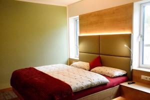 A bed or beds in a room at Landhof Böhm