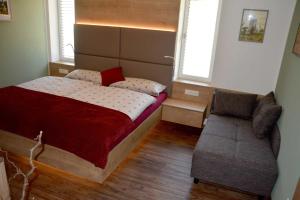 A bed or beds in a room at Landhof Böhm