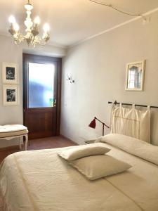 - une chambre avec un lit, une fenêtre et un lustre dans l'établissement La Fontana di Nonna Checchina, à Villa San Giovanni in Tuscia