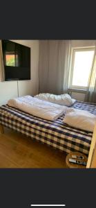 a bed sitting in a room with a window at luksus spahus i skagen in Skagen