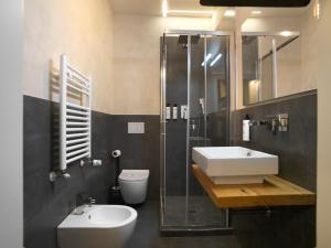 The Magnificent Maison du Charme في فلورنسا: حمام مع حوض ومرحاض ودش