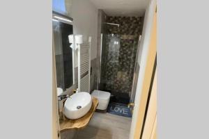 Auri's Home في فولاسترا: حمام مع حوض ومرحاض ودش