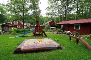 um parque infantil no quintal de uma casa em namelis nr 2 Adelės sodyba em Muižė
