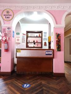un restaurante con un bar en una pared rosa en Hostel Luz Robles, en Quito