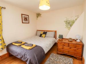 Postel nebo postele na pokoji v ubytování Bumble Bee Cottage