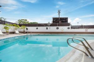 una piscina con un crucero en el fondo en Kona Plaza#217, en Kailua-Kona