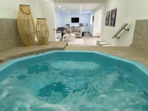 une grande baignoire bleue dans le salon dans l'établissement Arafo Sunset Villa, à Arafo