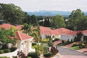 Vue aride d'une maison aux toits rouges dans l'établissement Royal Woods Resort, à Gold Coast