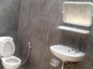 a bathroom with a toilet and a sink at Peach Guesthouse in Haad Rin