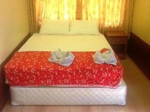 1 dormitorio con 1 cama con 2 toallas en Peach Guesthouse, en Haad Rin