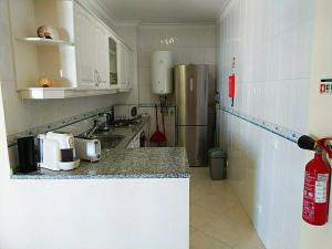 eine Küche mit einer Arbeitsplatte und einem Kühlschrank in der Unterkunft Apartment My Site Alvor in Alvor