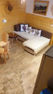 salon z kanapą i stołem w obiekcie Apartamenty u Baców w mieście Ostrowsko