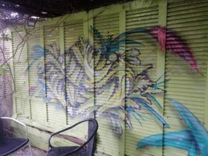 una pintura de un pájaro al lado de una pared en El cuento del gainford, en Aguas Dulces