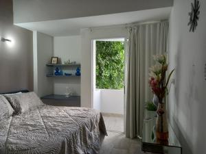 1 dormitorio con cama y ventana en Hotel Boutique Casa Mar en Cartagena de Indias