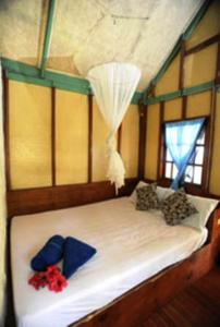 A bed or beds in a room at Smile Bungalow Bottle Beach