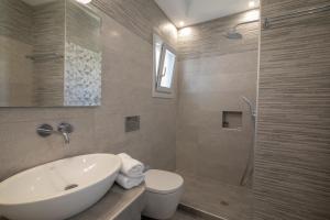A bathroom at Petra Aqua Villa
