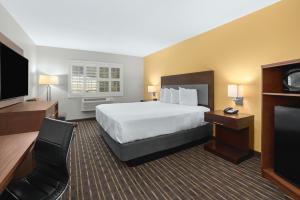 ein Hotelzimmer mit einem Bett und einem Flachbild-TV in der Unterkunft Hotel Aura SFO Airport in San Bruno