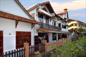 Une rangée de maisons avec des portes rouges et une clôture dans l'établissement Thao Nguyen Phat Homestay, à Hội An