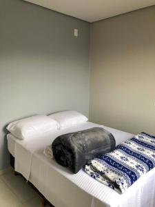 a bed with a sleeping bag on top of it at Hotel Pousada Bueno's in Francisco Beltrão