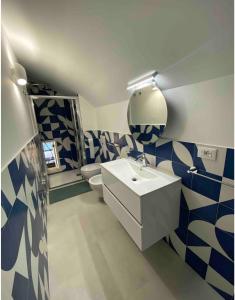 La salle de bains est pourvue d'un lavabo et de toilettes. dans l'établissement Zaras 11, à Ischia
