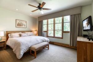 Tempat tidur dalam kamar di Ski Townhome in Beaver Creek