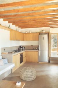 A kitchen or kitchenette at Avdos' olive house - land tales