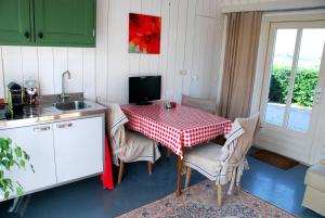 A kitchen or kitchenette at Bed In Waterland