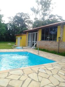 The swimming pool at or close to Pousada voo livre