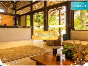 una sala de estar con un cartel que diga puerto deportivo en NANNAI RESIDENCE VISTA MAR Muro alto, en Porto de Galinhas