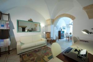 soggiorno con divano e tavolo con macchina da scrivere di Casa d'Artista Suite & Garden a Lecce
