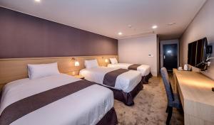 Postel nebo postele na pokoji v ubytování Hotel Shalom Jeju