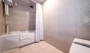 Koupelna v ubytování Hotel Shalom Jeju