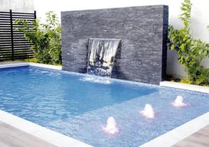 Amplio condominio ejecutivo con hermosa vista内部或周边的泳池