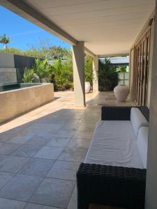 Balkón nebo terasa v ubytování Beachside Villa with Private lap pool