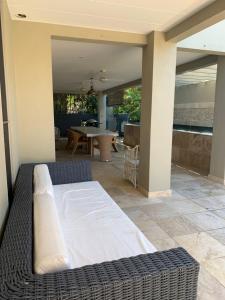 Posezení v ubytování Beachside Villa with Private lap pool