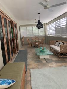 Posezení v ubytování Beachside Villa with Private lap pool