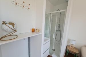 biała łazienka z prysznicem i umywalką w obiekcie Le Poulorio 7 - T2 - Proche Gare By Locly w mieście Lorient