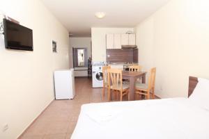 A kitchen or kitchenette at Apartments in Panorama Beach Vigo Nessebar
