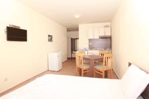 A television and/or entertainment centre at Apartments in Panorama Beach Vigo Nessebar