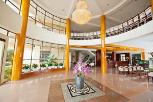 a lobby with a vase of flowers on the floor at Muong Thanh Lai Chau Hotel in Pan Linh