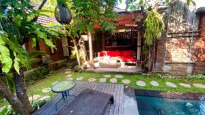 Der Swimmingpool an oder in der Nähe von Tirta Bali Villa