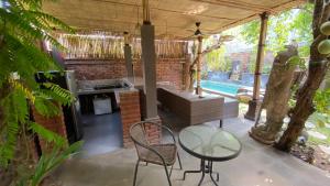 Der Swimmingpool an oder in der Nähe von Tirta Bali Villa