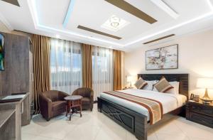 una stanza d'albergo con un letto e una sedia di Esiankiki Resort & Spa - Nanyuki a Nanyuki