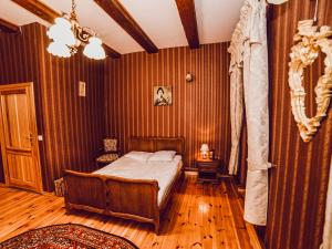 um quarto com uma cama e piso em madeira em Pałac Kursko em Kursko